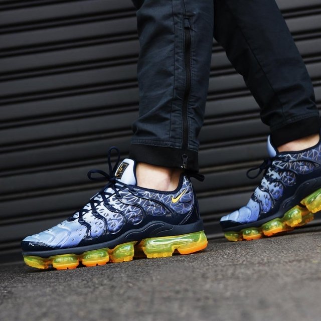 vapormax plus obsidian laser orange