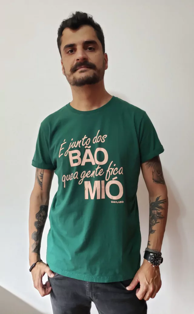 Camiseta unissex É JUNTO DOS BÃO QUE A GENTE FICA MIÓ | cor verde