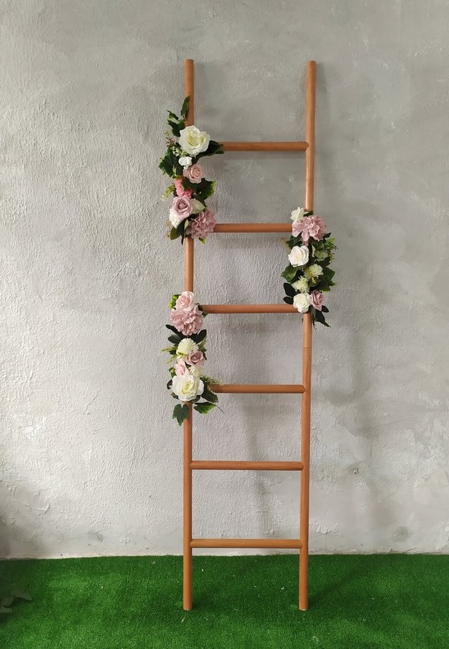 Escada decorativa com flores - Deixa Chover Amor