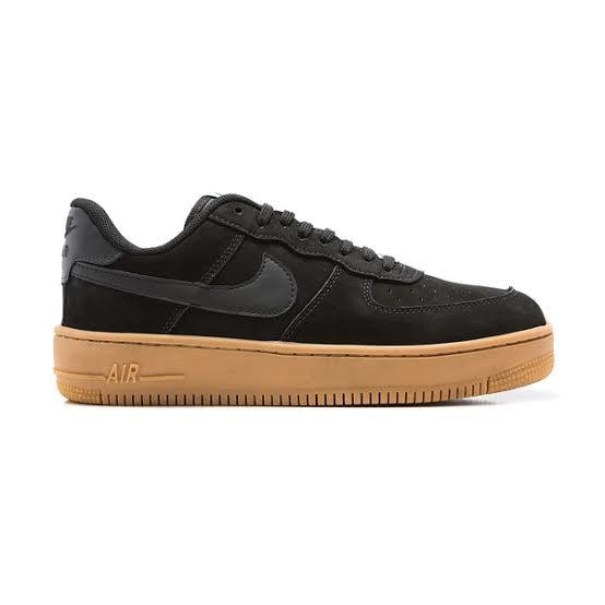 NIKE AIR FORCE-PRETO SOLA CARAMELO - GS_S.TOORE
