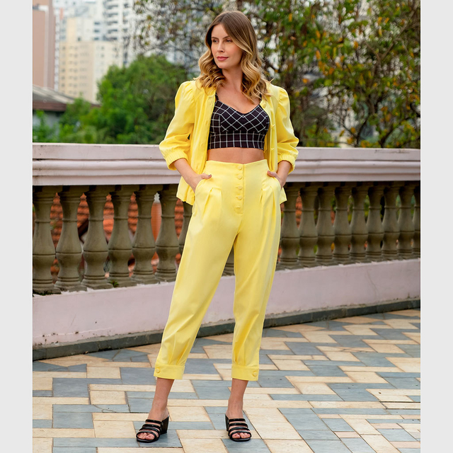 Look Com Calça Jogger No Amarelo Ocre E Blusa De Oncinha Fashion