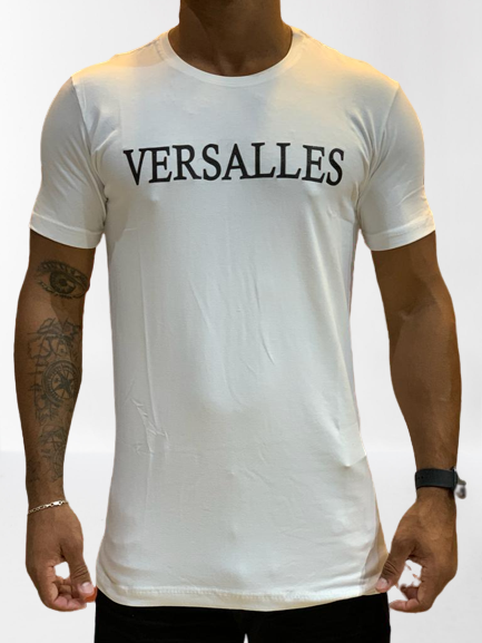 Camiseta branca escrita Versalles - PSY Multimarcas