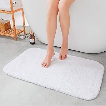 alfombra blanca de baño