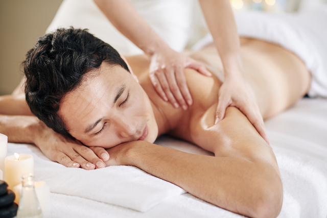 Massagem Relaxante ou Shiatsu ou Pedras Quentes ou Desportiva ou Drenagem  Linfática ou Bambuterapia com Óleos Essenciais Para Homens