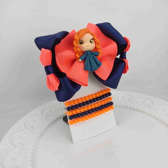 Conjunto infantil laço boneca biscuit + kit de pulseiras -Merida valente