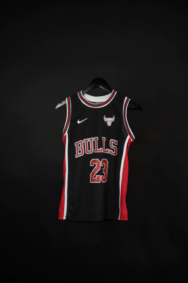 Camiseta Chicago Bulls (23) Jordan Negra Franja Roja