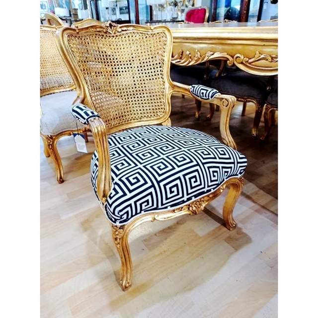 Cadeira de Braço Palhinha Tecido Versace Entalhado a Mão Acabamento Folha  de Ouro Luxuoso