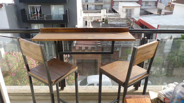 barra colgante plegable para balcón + 2 banquetas altas con respaldo en  hierro y madera