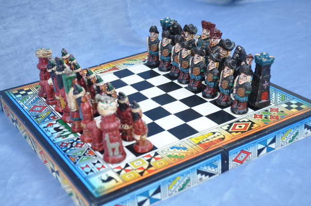 Jogo De Xadrez Exclusivo Feito à Mão Em Cerâmica Isolado Na áfrica