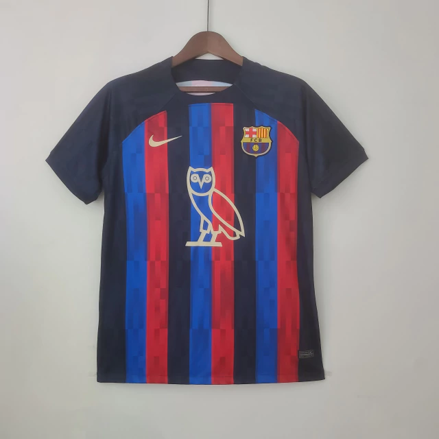 Camisa Barcelona Edição Especial DRAKE (OVO) 2022 - Masculina - Modelo  Torcedor - Azul e Grená