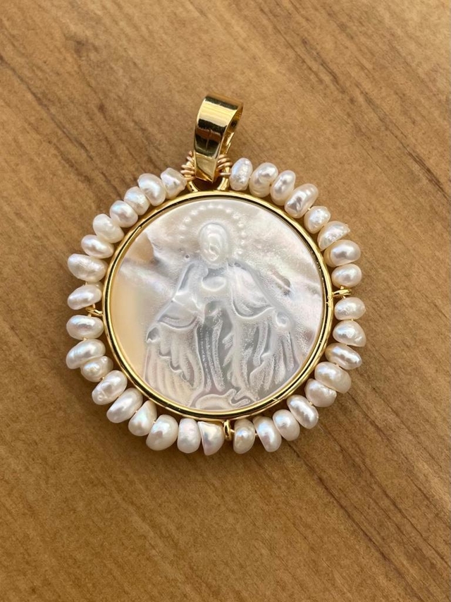 Medalla de la Virgen Milagrosa de perlas blancas