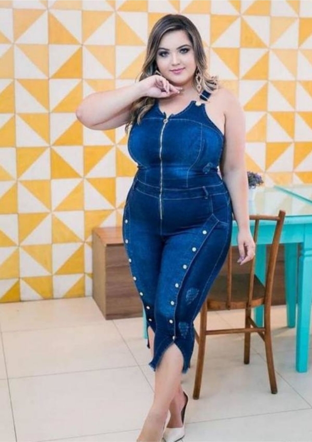 Macacão Feminino Plus Size Jeans Capri