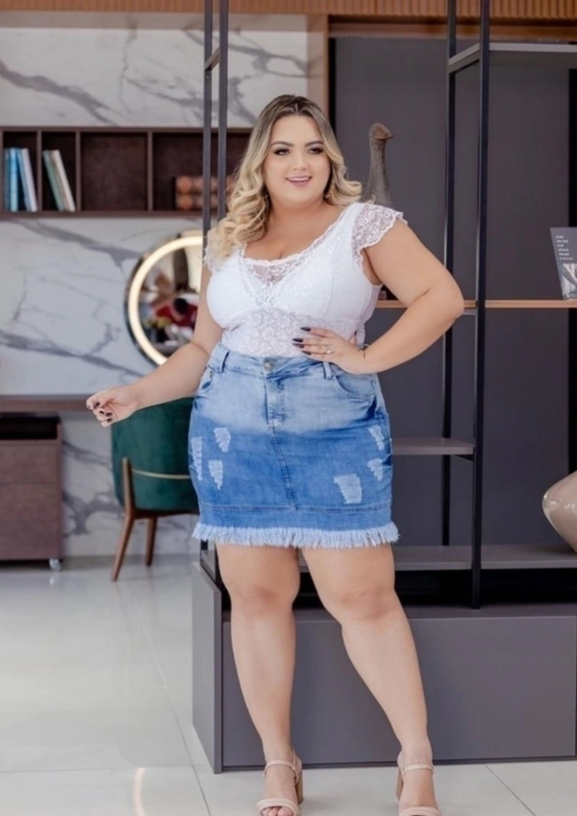 Saia Jeans Plus Size Marmorizada Barra Desfiada com Lycra