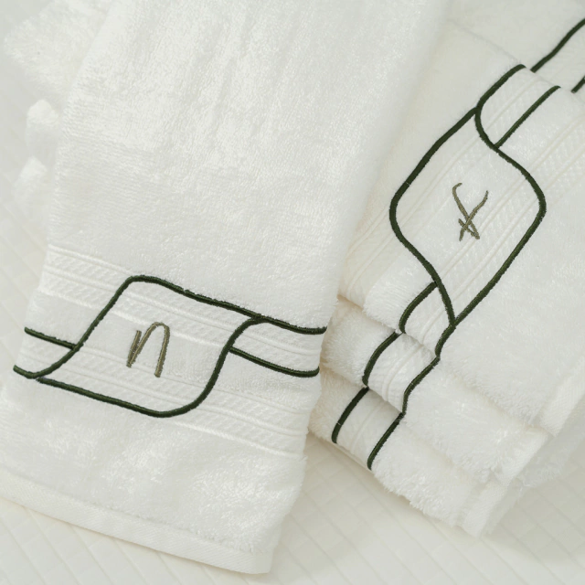 Jogo de toalhas de banho casal bordado com monograma personalizável
