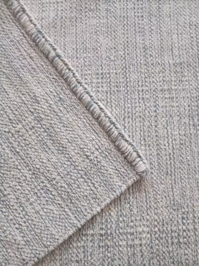 Tapete artesanal Kilim em algodão cru, cinza claro e chenile cru.