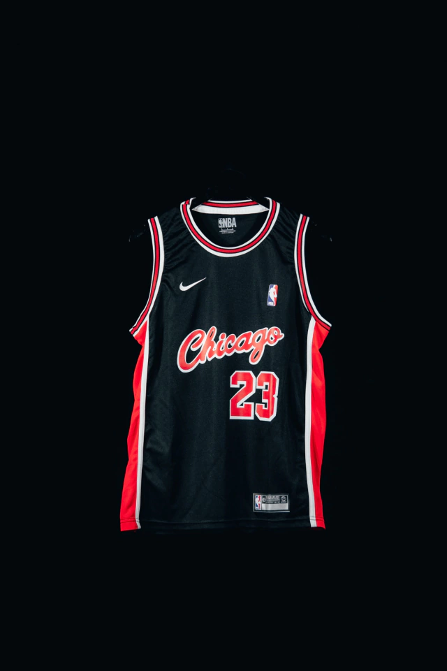 Camiseta Chicago Bulls "Chicago" Jordan (23) Negra Franja Roja
