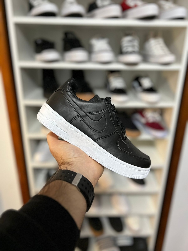 Nike Air Force Negras Suela Blanca - Comprar en kyro