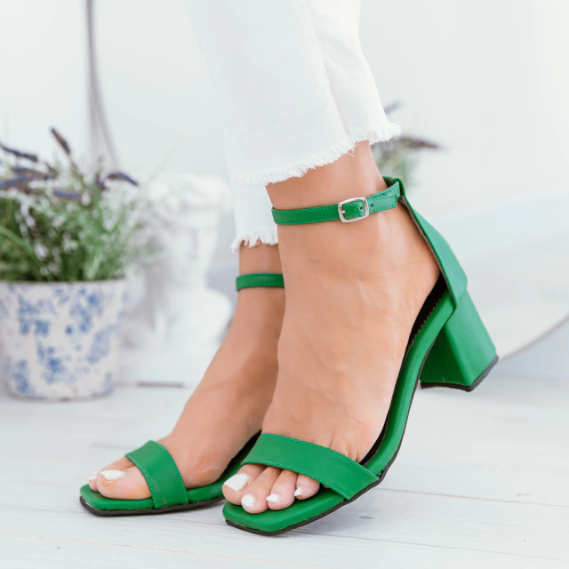 Sandalias de eco cuero color verde con taco.