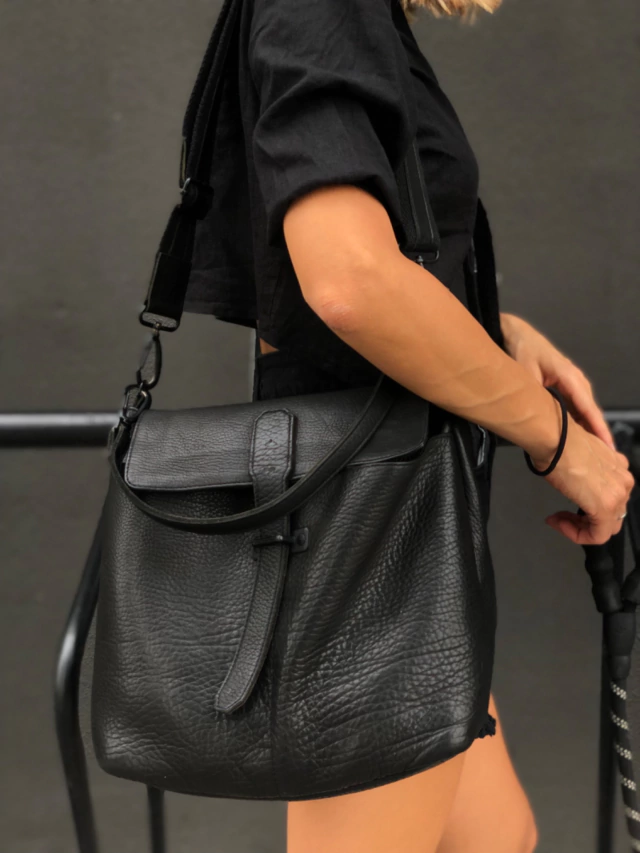 Black Bucket Bag - Comprar en ESCUDO PRANA