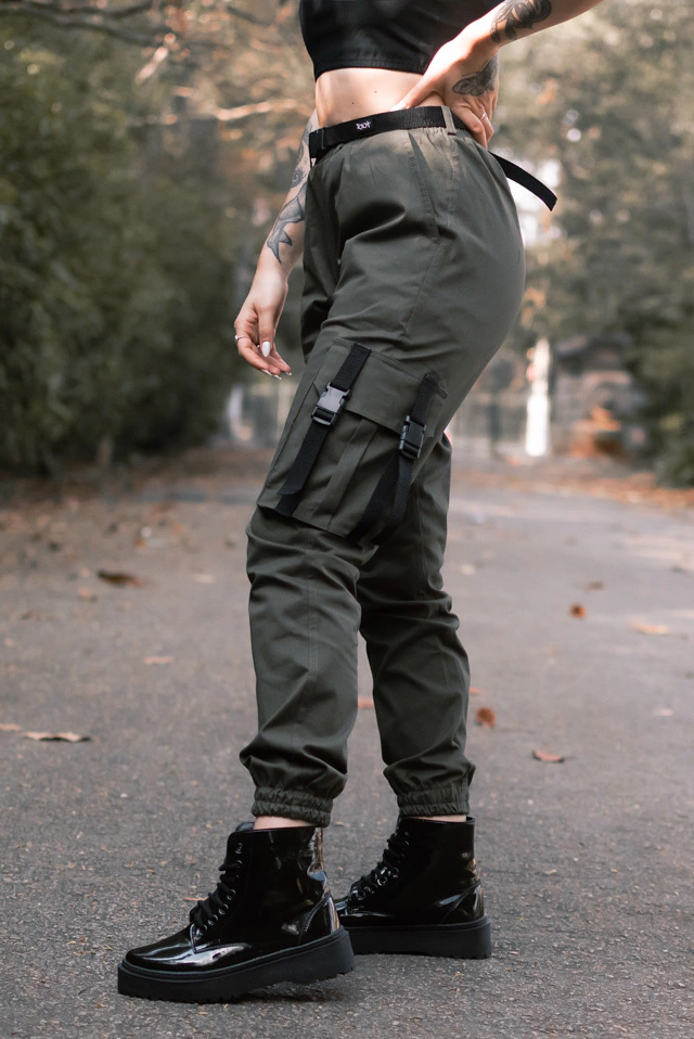 Calça jogger de sarja cargo tumblr feminina Riot Clothing verde musgo