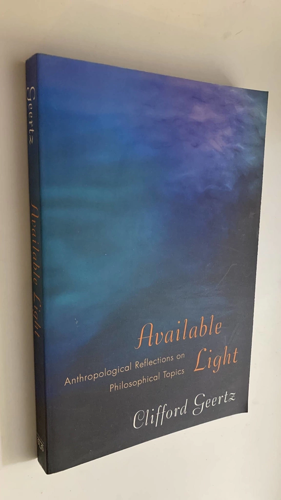 Available lights / Anthropological reflections on philosophical topics - Clifford  Geertz