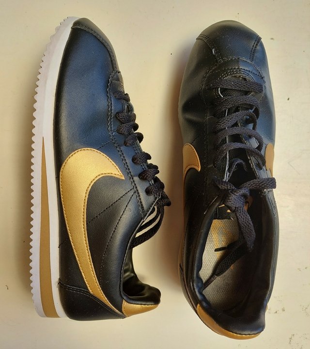 Zapatillas negras doradas - Nike visitaelalmacen