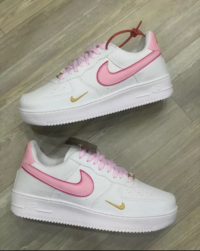 Tênis Nike Air Force 1 Feminino - Branco / Rosa / Dourado