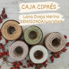 CAJA OVILLOS CIPRÉS-LANA Oveja MERINO 24 micras Semigorda/worsted con TINTES NATURALES
