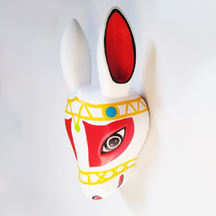 Máscara tallada en madera Carnaval de Barranquilla Diseño Chivo - Macondo Colombia