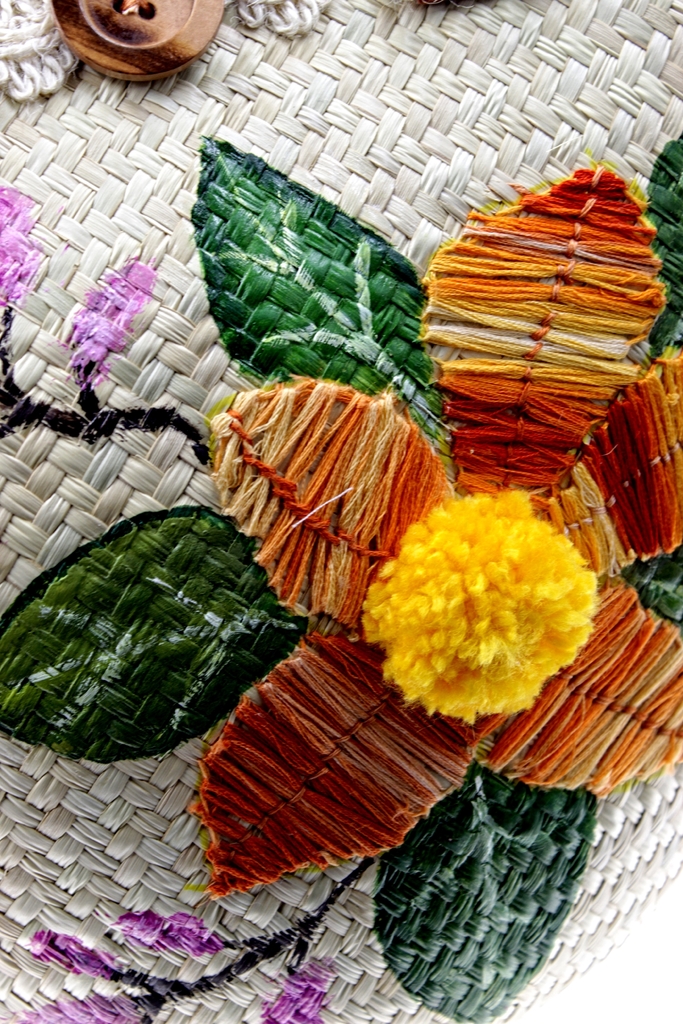 Bolsa de Palma con Bordado de Flor Bolsa de Palma con Bordado de Flor