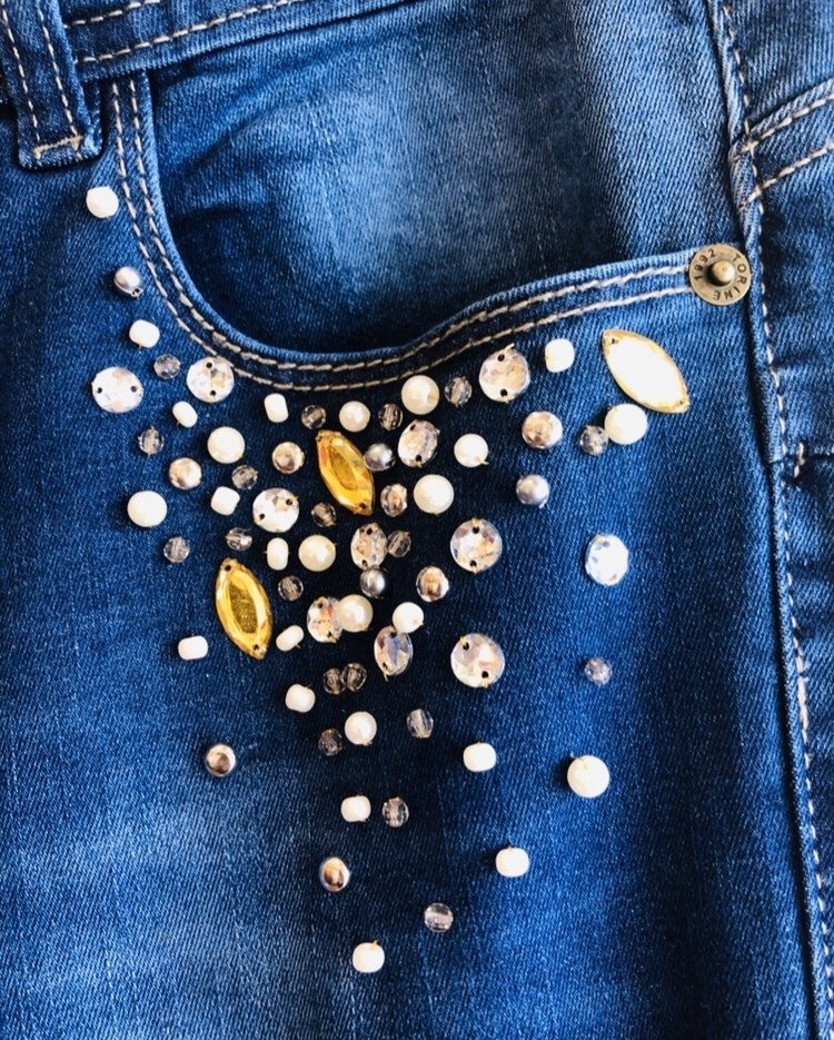Jean bordado con tachas, perlas y strass a mano en bolsillos