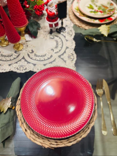 Prato de jantar vermelho com textura