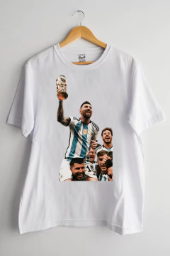 Remera Messi levantando La Copa y el Kun (Blanca)