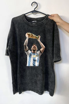 Remera Messi levantando La Copa (Nevada o Negra)