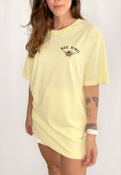 Camiseta Bee Kind na internet