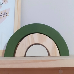 Arco-íris de madeira pinus verde oliva - Quadrinhos da Paula | Decoração bebê e infantil