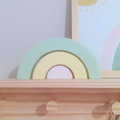 Arco-íris de madeira pinus tons pasteis - comprar online