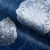 Brilho e detalhes do Papel de Parede Mandalas Efeito Manchado Azul e Prata - 9,50 metros | 283-66127 - Ciça Braga