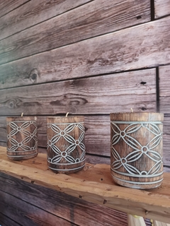 Vela en vaso de madera tallada diseño flor - comprar online