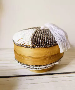 Cajita de bamboo redonda bordada con mostacillas - Blanca y negra pompon en internet