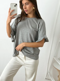 Imagen de Remera viscosa cuello bote con volado irregular en la manga Alena