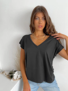 Remera viscosa escote V manga sin recorte Dunga en internet