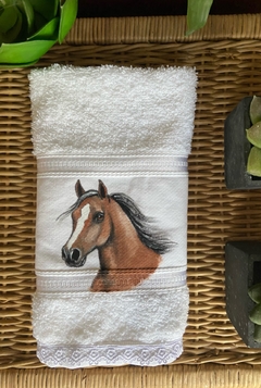 Toalha lavabo branca com cavalo castanho correndo