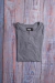 REMERA BUTTONS M| L [GRIS] - tienda online