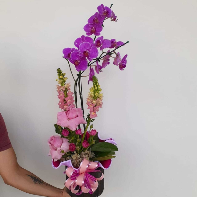 Orquídea cor de Rosa Com Arranjo Floral