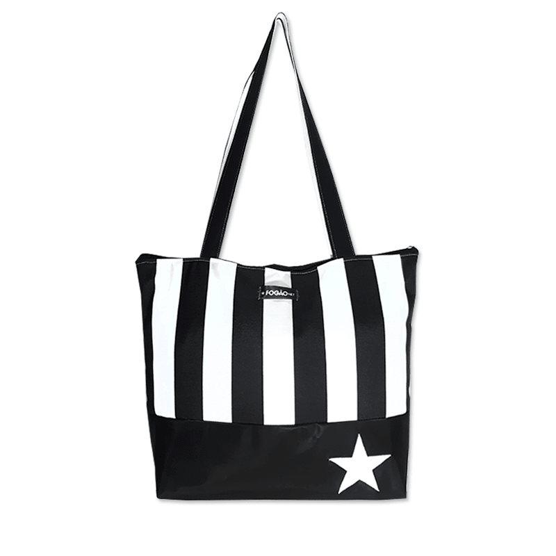 Bolsa de praia listrada em preto e branco com estrela bordada.