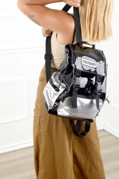 Cata Mochila charolada - comprar online