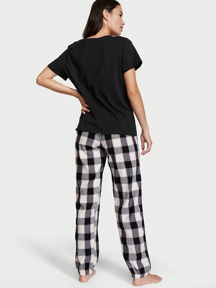 Pijama Remera Negra Logo Plata y Pantalón Cuadrille Blanco y Negro M  Victoria's Secret