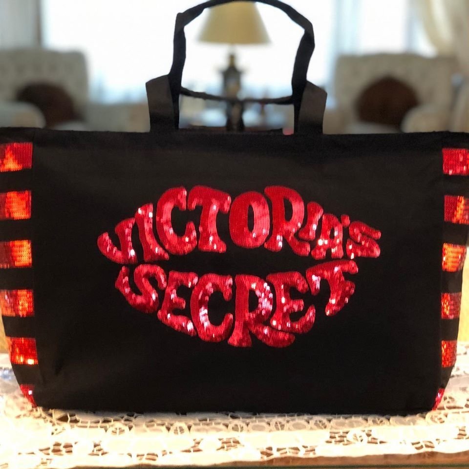 Bolso Lona Negra Lentejuelas Rojas Beso Cierre Signature Victoria's Secret