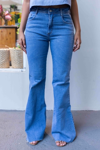 calça jeans flare cintura alta comfort médio alcance detalhe frente